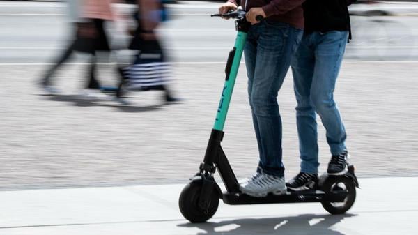 Unfallträchtig. Viele E-Roller-Fahrer halten sich nicht an die Verkehrsregeln. 