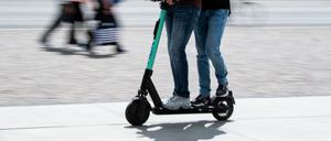 Unfallträchtig. Viele E-Roller-Fahrer halten sich nicht an die Verkehrsregeln. 