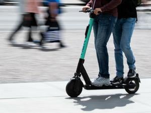 Unfallträchtig. Viele E-Roller-Fahrer halten sich nicht an die Verkehrsregeln. 
