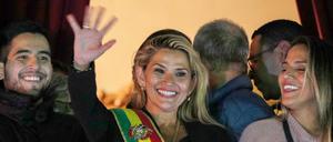 Boliviens Senatorin Jeanine Anez (M) trägt die Schärpe des Präsidenten und spricht vom Balkon des Quemado-Palastes winkend zu den Menschen. Nach dem Rücktritt von Boliviens Staatschef Morales hat sich die Senatorin zur Interimspräsidentin erklärt.