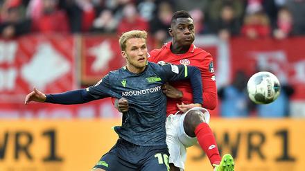 Sebastian Andersson (links) war mit zwei Toren entscheidend am Sieg in Mainz beteiligt.