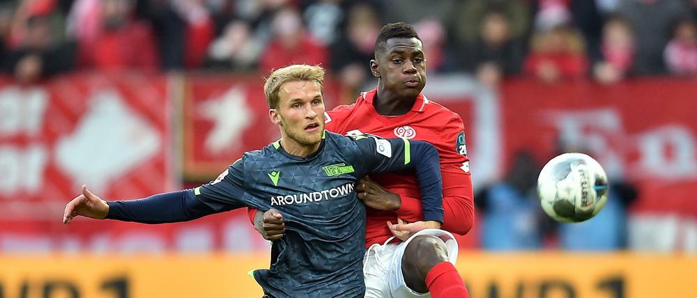 Sebastian Andersson (links) war mit zwei Toren entscheidend am Sieg in Mainz beteiligt.