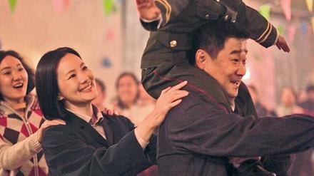 Für Hayan (Yong Mei), ihren Mann Yingming (Wang Jingchun) und ihren Sohn Xingxing steht das Leben unter dem Stern der kommunistischen Partei. 