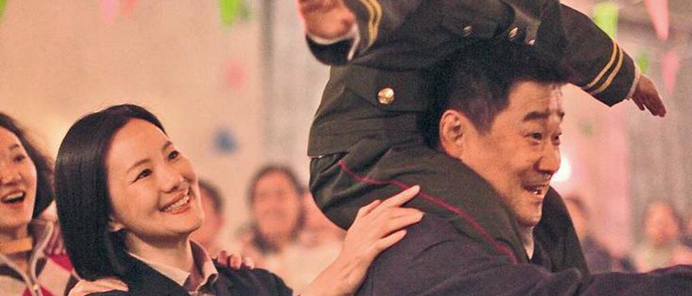 Für Hayan (Yong Mei), ihren Mann Yingming (Wang Jingchun) und ihren Sohn Xingxing steht das Leben unter dem Stern der kommunistischen Partei.
