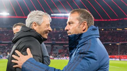 Du? Noch hier? Münchens Interimstrainer Hansi Flick (rechts) begrüßt Dortmunds Trainer Lucien Favre vor dem Spiel am vergangenen Wochenende. 