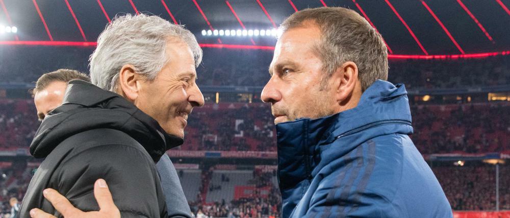 Du? Noch hier? Münchens Interimstrainer Hansi Flick (rechts) begrüßt Dortmunds Trainer Lucien Favre vor dem Spiel am vergangenen Wochenende.