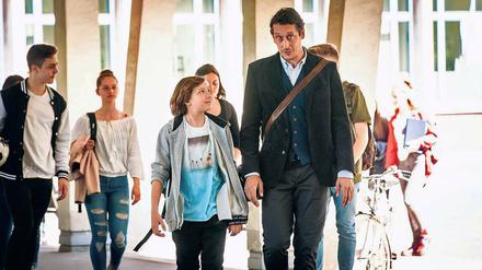Strafe muss sein. Fabian (Hans Löw) will als Lehrer verbeamtet werden. Dumm nur, dass er sein Abizeugnis gefälscht hat. Nun muss er wieder die Schulbank drücken. 