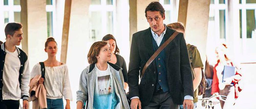 Strafe muss sein. Fabian (Hans Löw) will als Lehrer verbeamtet werden. Dumm nur, dass er sein Abizeugnis gefälscht hat. Nun muss er wieder die Schulbank drücken. 