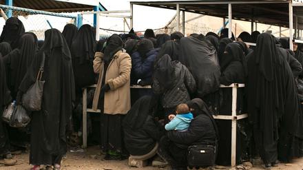  Frauen stellen sich für Hilfsgüter im Lager al-Hol (Al-Haul), an. Die Terrormiliz Islamischer Staat hatte Ende März mit Baghus ihre letzte Bastion im Osten Syriens verloren. 