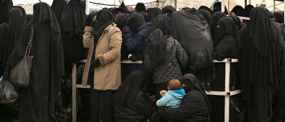 Frauen stellen sich für Hilfsgüter im Lager al-Hol (Al-Haul), an. Die Terrormiliz Islamischer Staat hatte Ende März mit Baghus ihre letzte Bastion im Osten Syriens verloren.