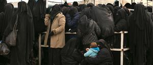  Frauen stellen sich für Hilfsgüter im Lager al-Hol (Al-Haul), an. Die Terrormiliz Islamischer Staat hatte Ende März mit Baghus ihre letzte Bastion im Osten Syriens verloren. 