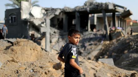 Ein palästinensischer Junge vor den Trümmern eines zerstörten Hauses im Gazastreifen 