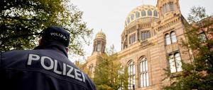 Schon vor dem antisemitischen Angriff in Halle stand die Neue Synagoge in Berlin unter Polizeischutz.