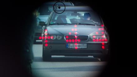 Eine Auto wird bei einer Pressevorführung der Polizei geblitzt.
