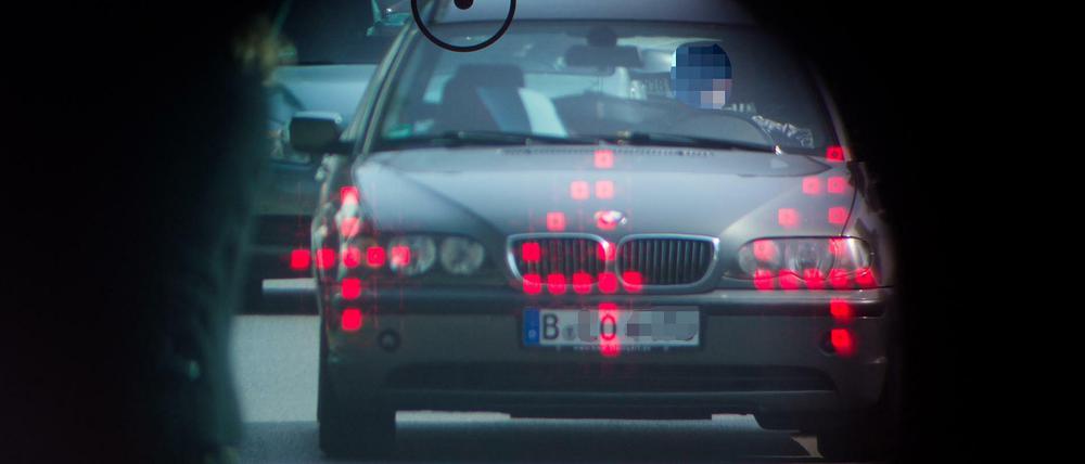 Eine Auto wird bei einer Pressevorführung der Polizei geblitzt.