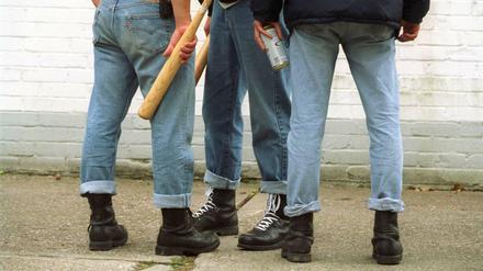 Springerstiefel und Baseballschläger: In den 90ern sah man das häufiger auf deutschen Straßen.