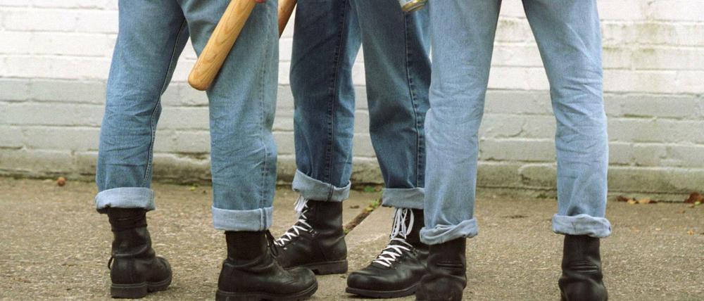Springerstiefel und Baseballschläger: In den 90ern sah man das häufiger auf deutschen Straßen.