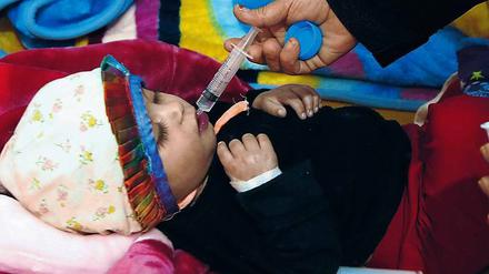 Ein Kleinkind im Jemen bekommt Cholera-Medizin. Der Klimawandel begünstigt das Wachstum von Cholera-Bakterien.