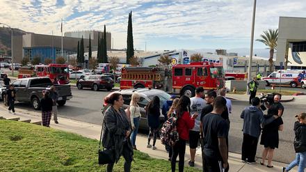 Kalifornien, Santa Clarita: Einsatzwagen und Menschen stehen vor einer High School. Ein Schütze hat an der High School zwei Menschen getötet.