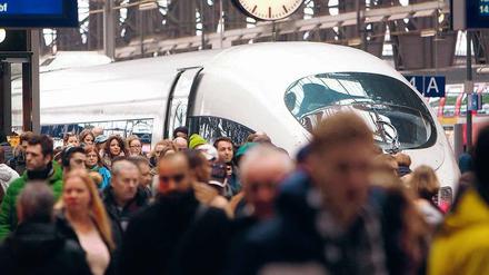 Zu voll, zu spät, zu alt. Die Deutsche Bahn fährt ihrem einstmals guten Ruf schon lange hinterher.