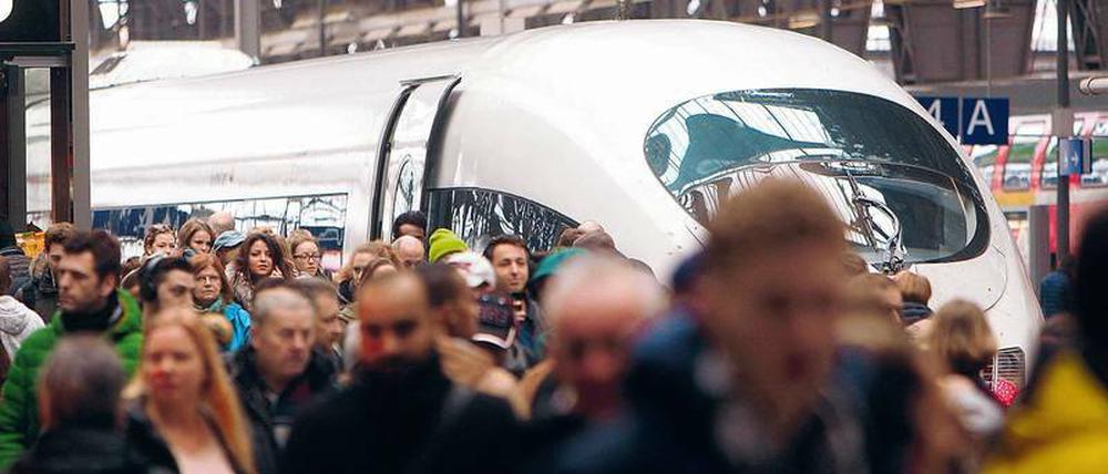 Zu voll, zu spät, zu alt. Die Deutsche Bahn fährt ihrem einstmals guten Ruf schon lange hinterher.
