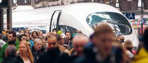 Zu voll, zu spät, zu alt. Die Deutsche Bahn fährt ihrem einstmals guten Ruf schon lange hinterher.