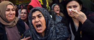 Die Wut, die Trauer. Drei Frauen trauern um Soldaten der YPG-Miliz, die im Konflikt mit der Türkei starben.