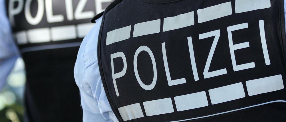 Eine Frau und drei Jungs wurden in Berlin am rassistisch beleidigt.