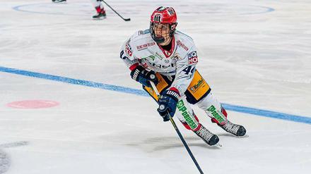 Jung und jünger. Bei den Eisbären spielt der 17 Jahre alte Lukas Reichel derzeit groß auf. Und die Berliner trauen sich auch zu, mehr deutsche Talente im Profiteam einzusetzen.