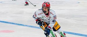 Jung und jünger. Bei den Eisbären spielt der 17 Jahre alte Lukas Reichel derzeit groß auf. Und die Berliner trauen sich auch zu, mehr deutsche Talente im Profiteam einzusetzen.