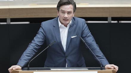 Der Abgeordnete Marcel Luthe (FDP) spricht bei der Sitzung des Berliner Abgeordnetenhauses.