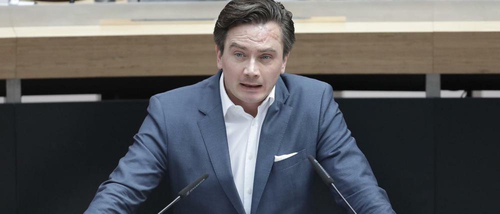 Der Abgeordnete Marcel Luthe (FDP) spricht bei der Sitzung des Berliner Abgeordnetenhauses.