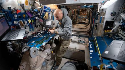 Der Astronaut Luca Parmitano bei der Vorbereitung des Spacewalks.
