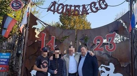 Schöne heile Urlaubswelt: Gunnar Lindemann (rechts) mit Sohn (2. von links) vor dem Gelände der "Nachtwölfe" in Luhansk.