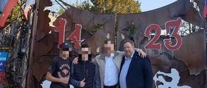 Schöne heile Urlaubswelt: Gunnar Lindemann (rechts) mit Sohn (2. von links) vor dem Gelände der "Nachtwölfe" in Luhansk.
