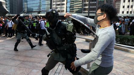 Zusammenstöße in Hongkong: Ein Polizist und ein Demonstrant 