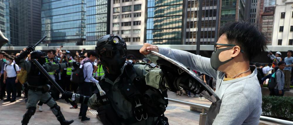Zusammenstöße in Hongkong: Ein Polizist und ein Demonstrant 