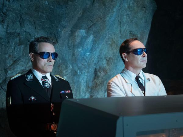 Für Reichsführer Himmler ist es eine neue Geheimwaffe, für den amerikanischen Reichsmarschall John Smith (Rufus Sewell) eine Möglichkeit, seine Familie zu retten.