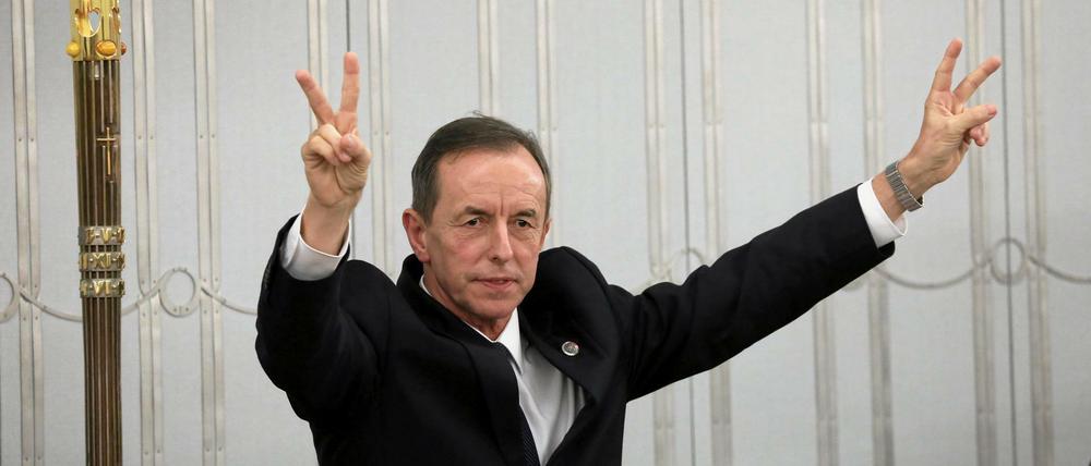 Tomasz Grodzki, der neue Senatspräsident, spreizt die Finger zum Siegeszeichen. 