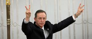 Tomasz Grodzki, der neue Senatspräsident, spreizt die Finger zum Siegeszeichen.
