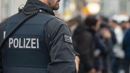 Ein Polizist im Einsatz während einer Razzia. 