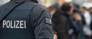 Ein Polizist im Einsatz während einer Razzia. 