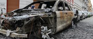Durchgebrannt. Nicht nur in Mitte stehen verkohlte Auto-Überreste.