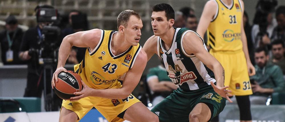 Mit Wucht. Luke Sikma (l.) entschied das Spiel in Athen.
