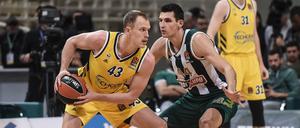 Mit Wucht. Luke Sikma (l.) entschied das Spiel in Athen.