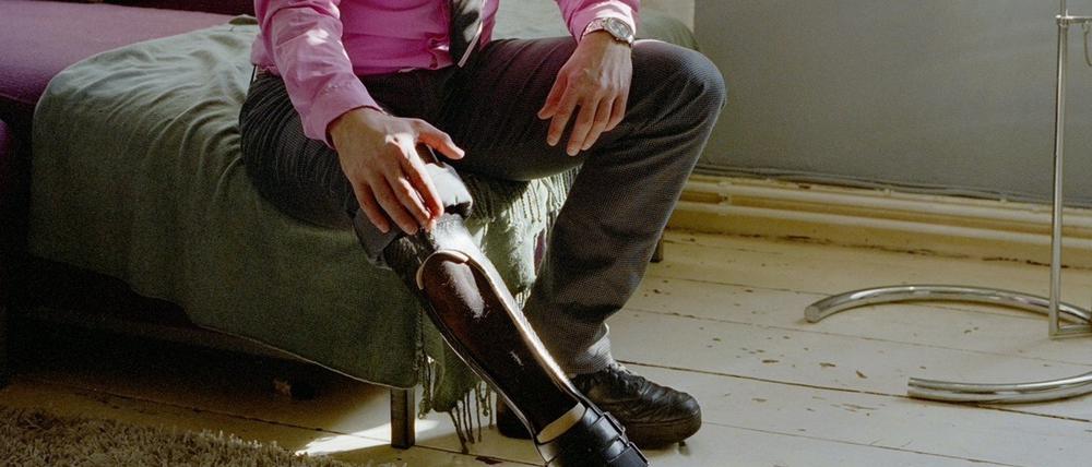 Entdeckt von Vivienne Westwood. Heiko Mersch zeigt seine Orthoprothese ohne Scheu.