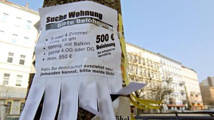 Begehrt. Für die Vermittlung von Wohnungen werden in Berlin Belohnungen geboten. Die Baubranche befürchtet, dass der Mietendeckel die Lage verschärfen wird. 