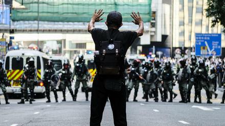 Konfrontation in Hongkong: Ein Demonstrant und Polizisten im Central District