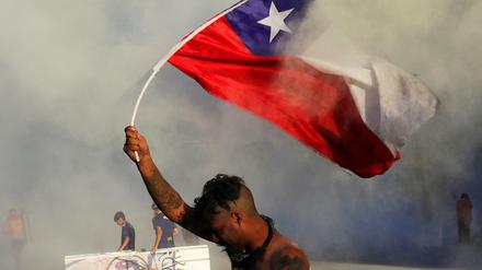 Demonstrant mit der Flagge Chiles in Santiago