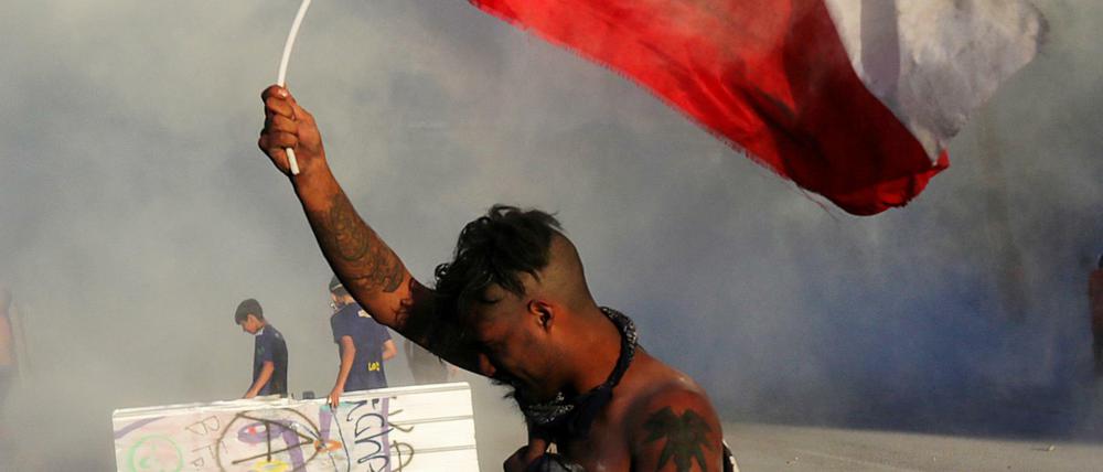 Demonstrant mit der Flagge Chiles in Santiago